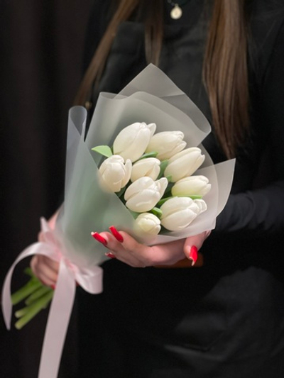 9 белоснежных тюльпанов