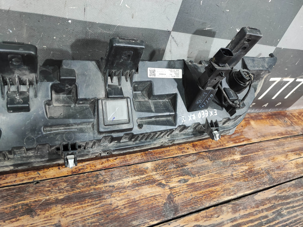 ДХО центральный подсветка логотипа Exeed RX 23-нв Б/У Оригинал 605000792AA