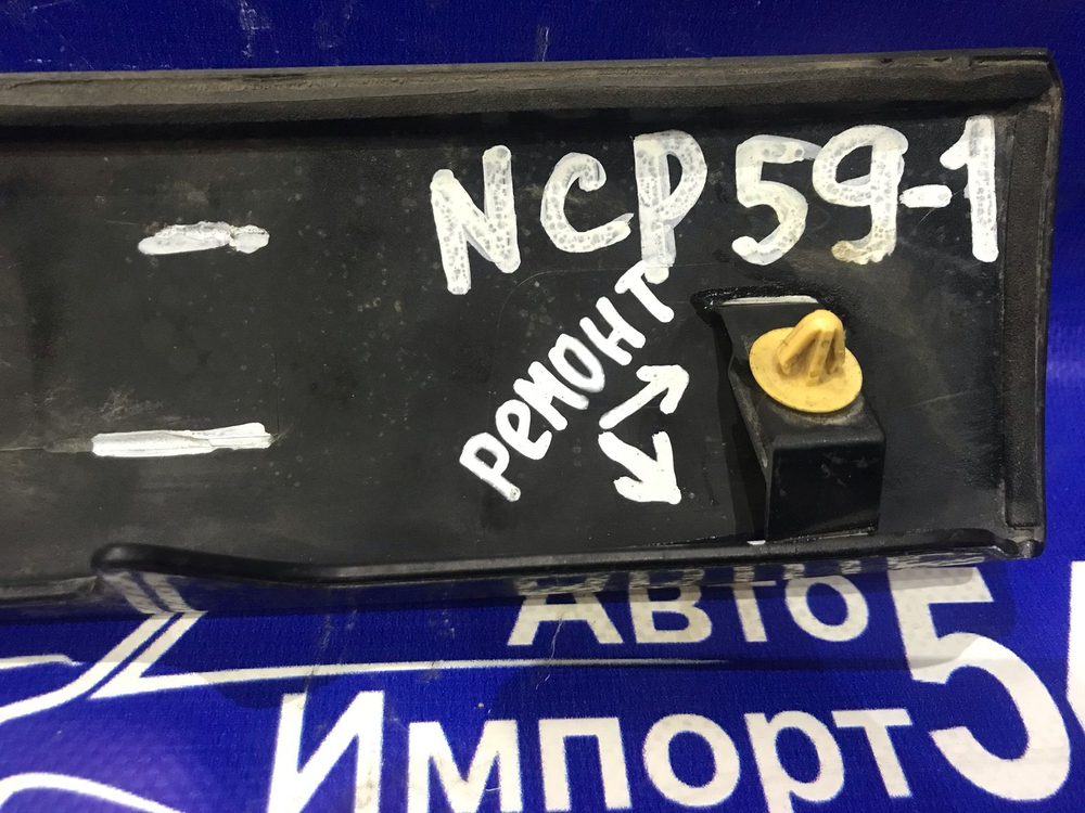 Вставка в багажник центральная TOYOTA SUCCEED 2003
