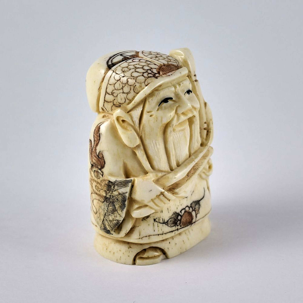 Нэцкэ Фукурокудзю с рыбиной на плече