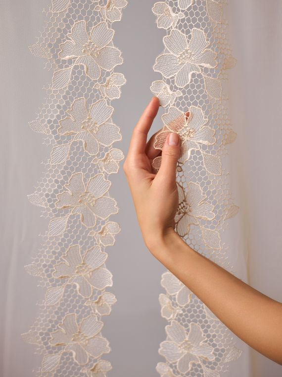 05-166 Вышивка на неэл. сетке 21 см, телесный (правая)