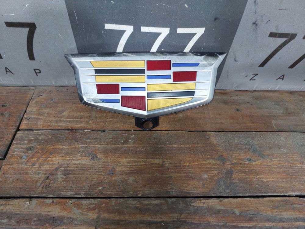 Эмблема передняя Cadillac Escalade 5 20-нв Б/У Оригинал 84570626