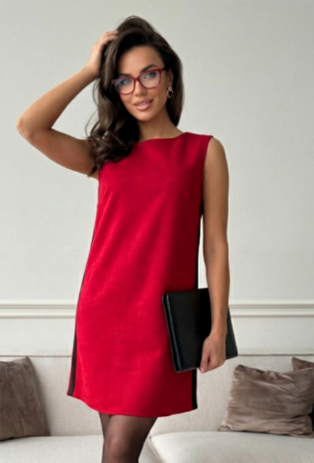 Красное женское платье-сарафан из экозамши с черными боковыми вставками