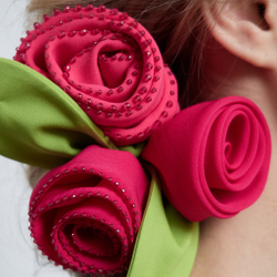 Резинка-роза фуксия с листочком