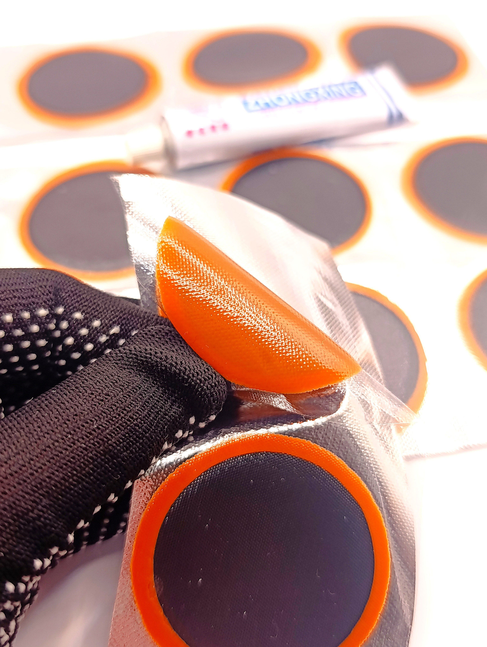 Ремкомплект для камер велосипеда, 16 латок с клеем, велоаптечка для ремонта шин, универсальный набор для проколов