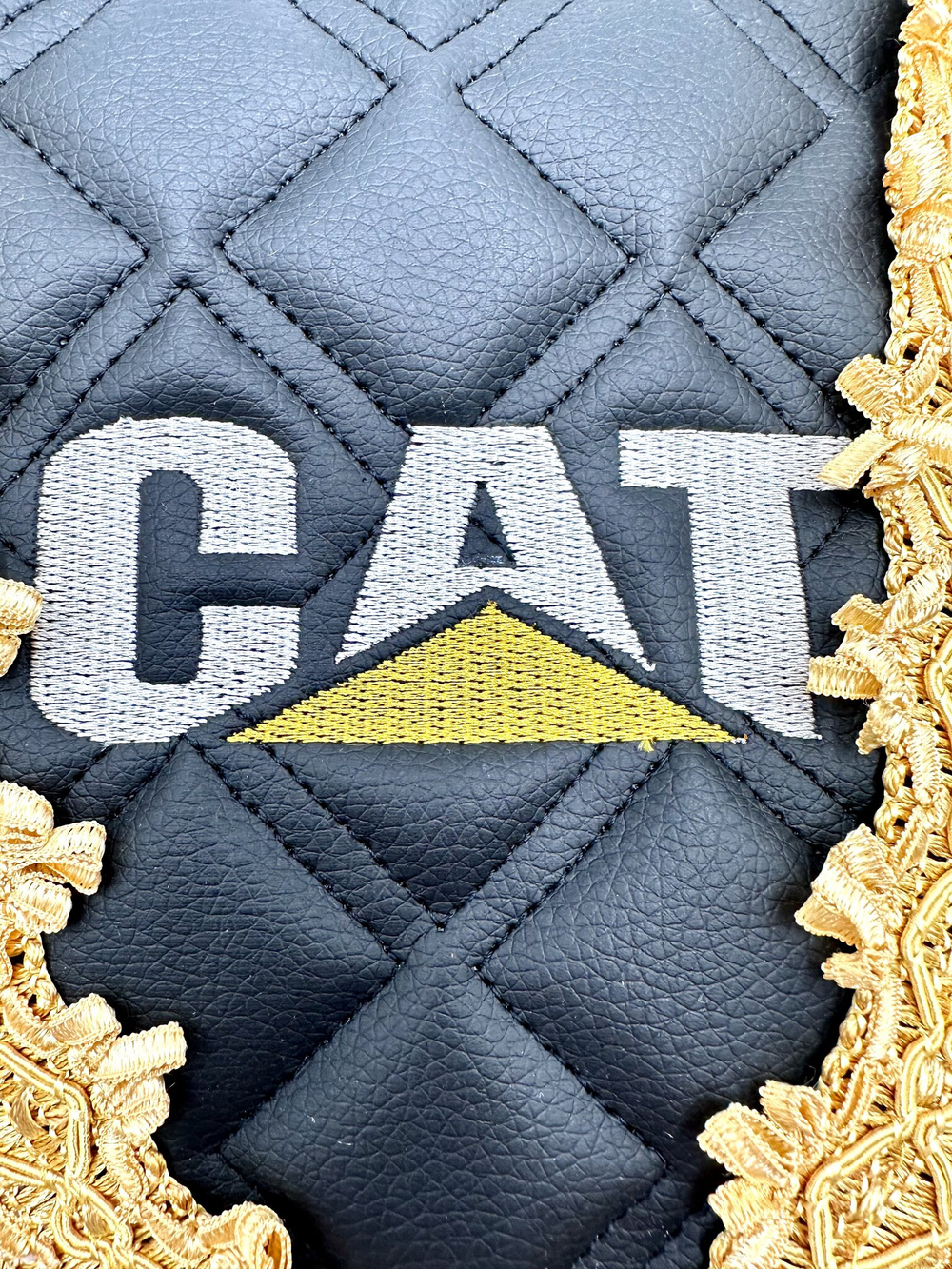 Вымпел тройной CAT (экокожа, черный с золотыми кисточками)