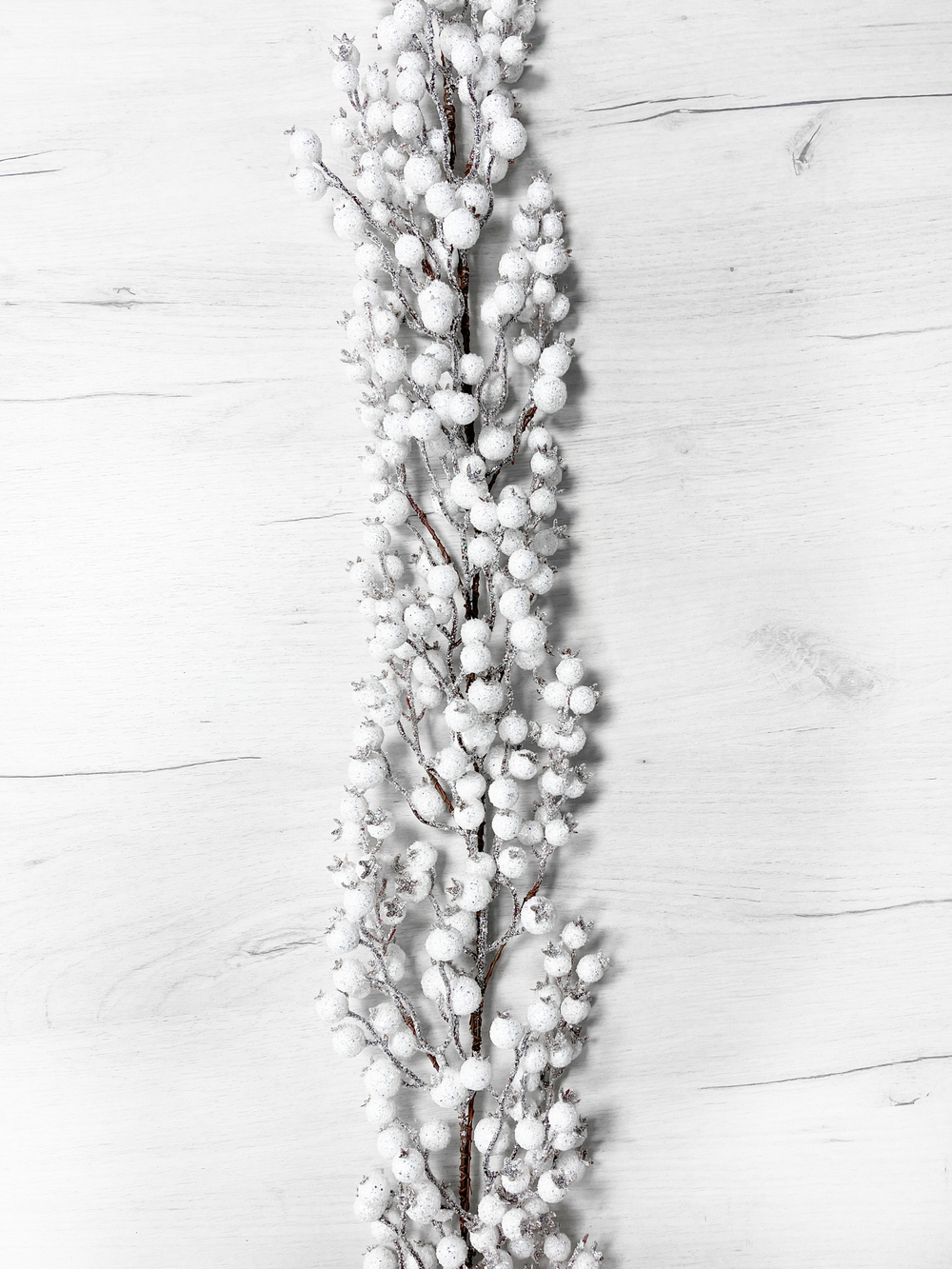 Гирлянда из белых ягод 180см ChristmasDeLuxe в блестках