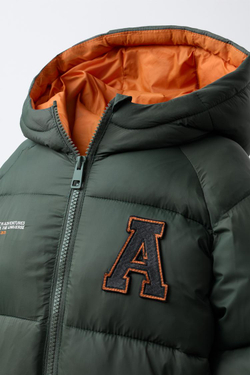 ZARA КУРТКА С КАПЮШОНОМ И НАШИВКАМИ, ХАКИ