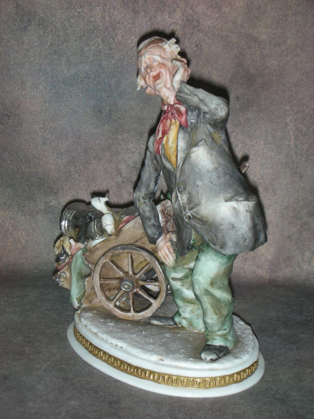 Статуэтка. Фарфор. Старьёвщик. Capodimonte. Италия