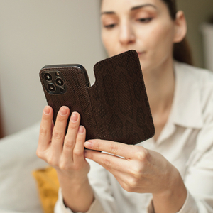 Чехол Benoit для iPhone 15 Pro Max из кожи питона, темно-коричневого цвета