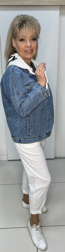 Джинсовый жакет-бомбер с трикотажным капюшоном