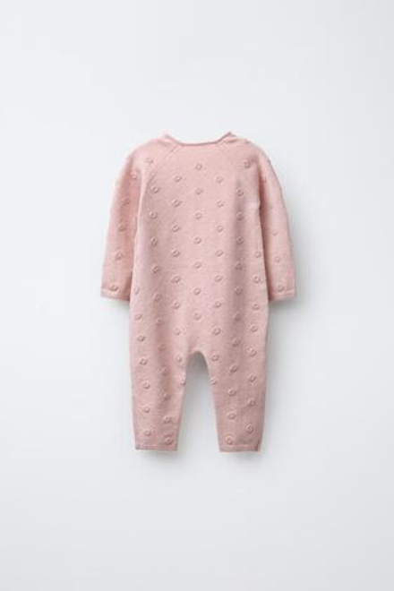 ZARA ДЛИННЫЙ ВЯЗАНЫЙ КОМБИНЕЗОН С ВЫШИТЫМИ ЦВЕТАМИ, СВЕТЛО-РОЗОВЫЙ