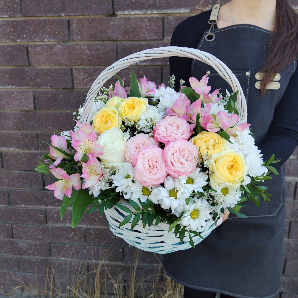 Композиция букет из роз, альстромерий, хризантем  в плетеной корзине.
