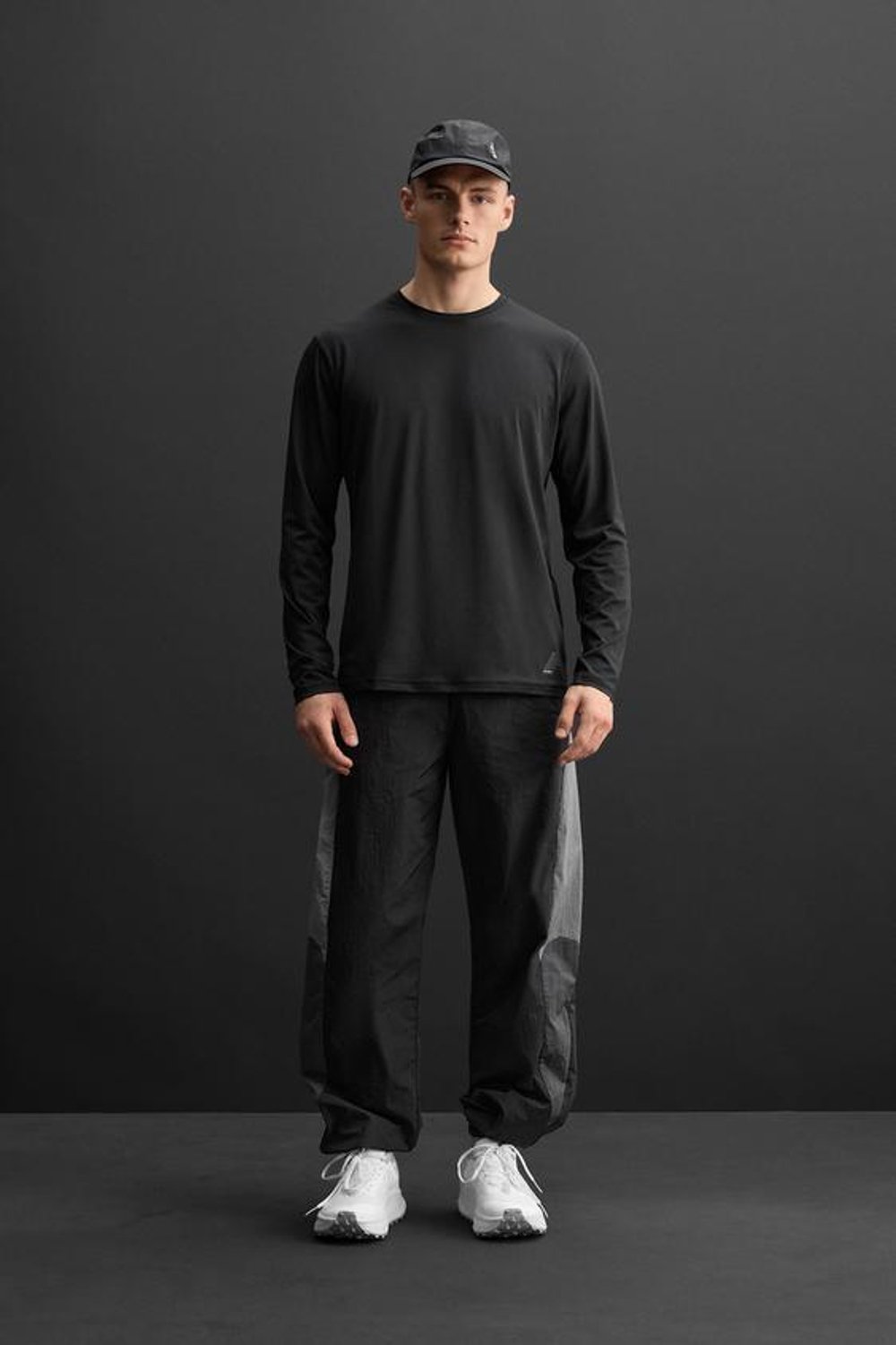 ZARA БАЗОВАЯ СПОРТИВНАЯ ФУТБОЛКА, ЧЕРНЫЙ