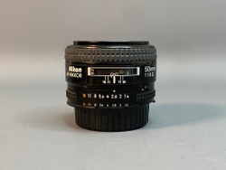 Nikon 50mm 1.4D AF Nikkor, внутри пыль, скол на резьбе