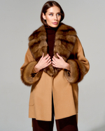 Укороченное кашемировое пальто с меховой отделкой