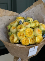 Букет из желтой пионовидной розы и голубых незабудок