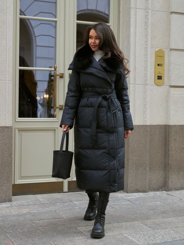 Длинный черный пуховик с песцовым воротником