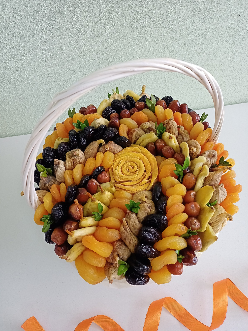 Корзина с сухофруктами