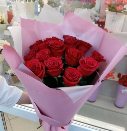 15 роз 70 см в упаковке