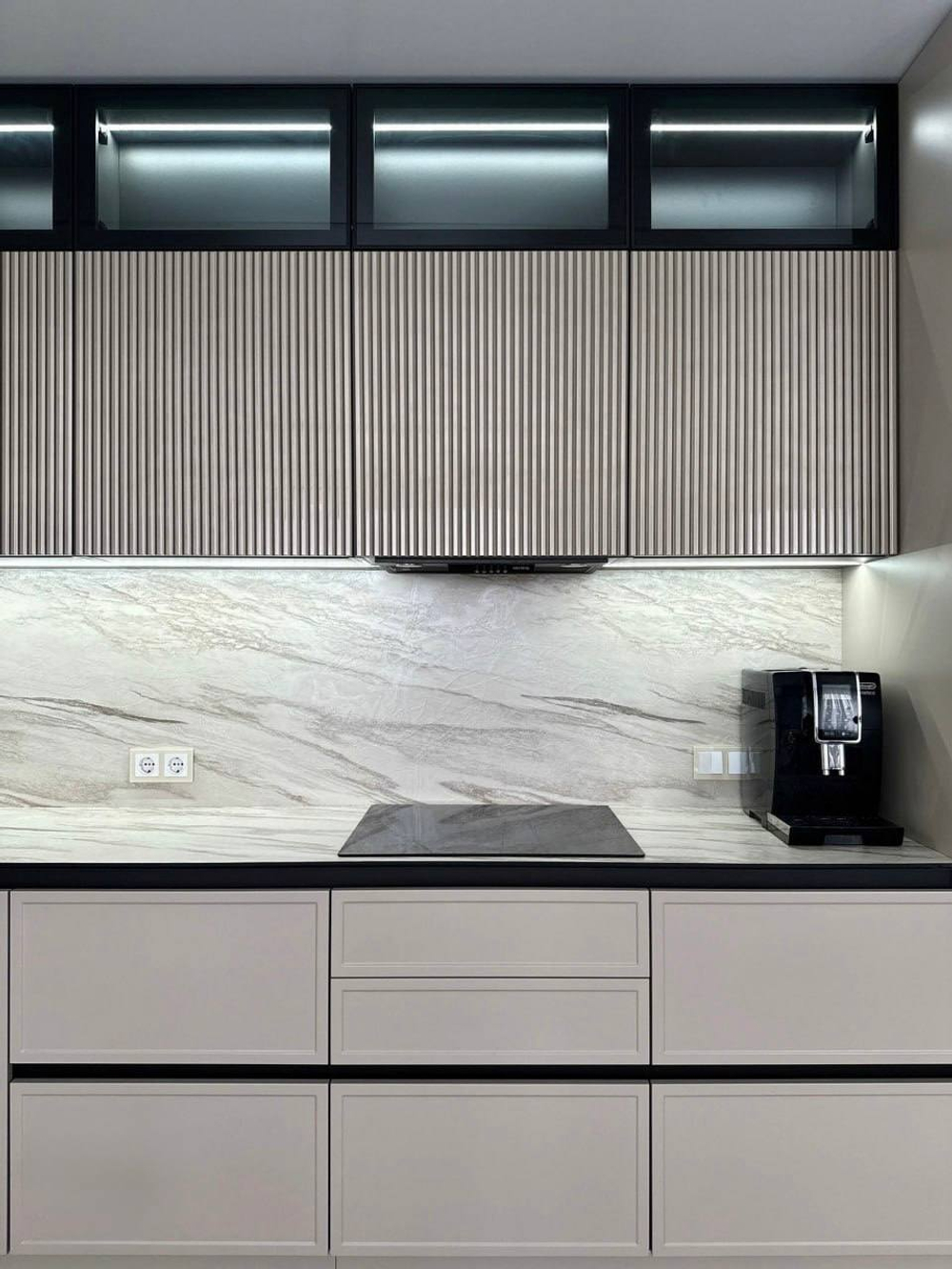 Современная кухня «Эмаль Премиум» с фрезерованными фасадами и витражами