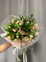 Букет из Альстромерии и Рускуса