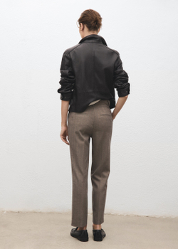 Брюки зауженного укороченного кроя в тонкую полоску