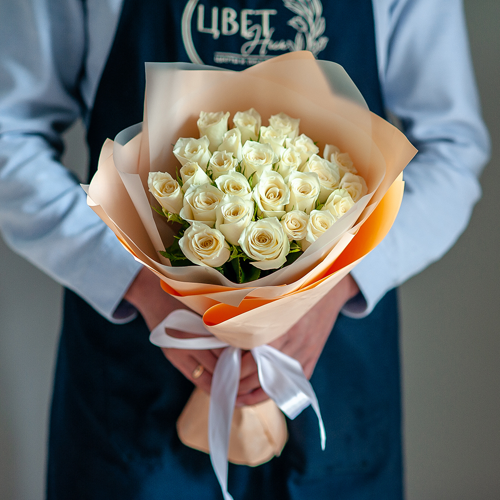 25 белых кенийских роз