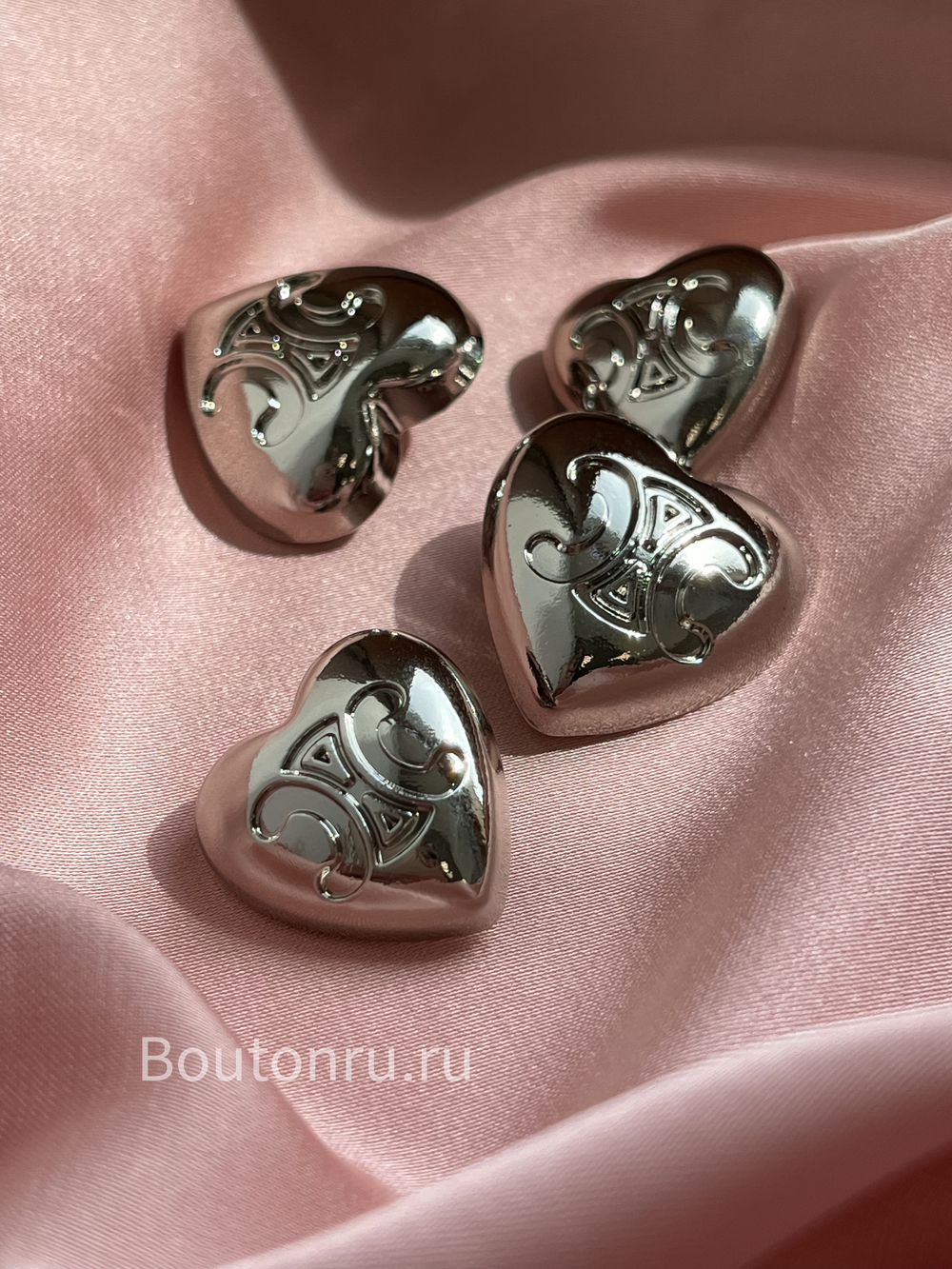 Пуговицы Сел. сердечки серебристые