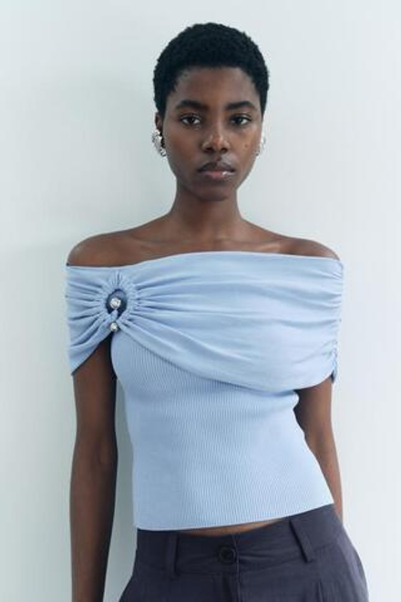 ZARA ТРИКОТАЖНЫЙ ТОП С ОТКРЫТЫМИ ПЛЕЧАМИ И МЕТАЛЛИЧЕСКИМ КОЛЬЦОМ, СИНИЙ