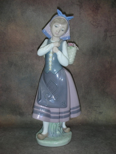 Статуэтка. Фарфор. Девушка с корзиной цветов. Lladro. Испания