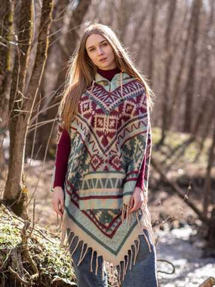 Пончо женское шерстяное с орнаментом