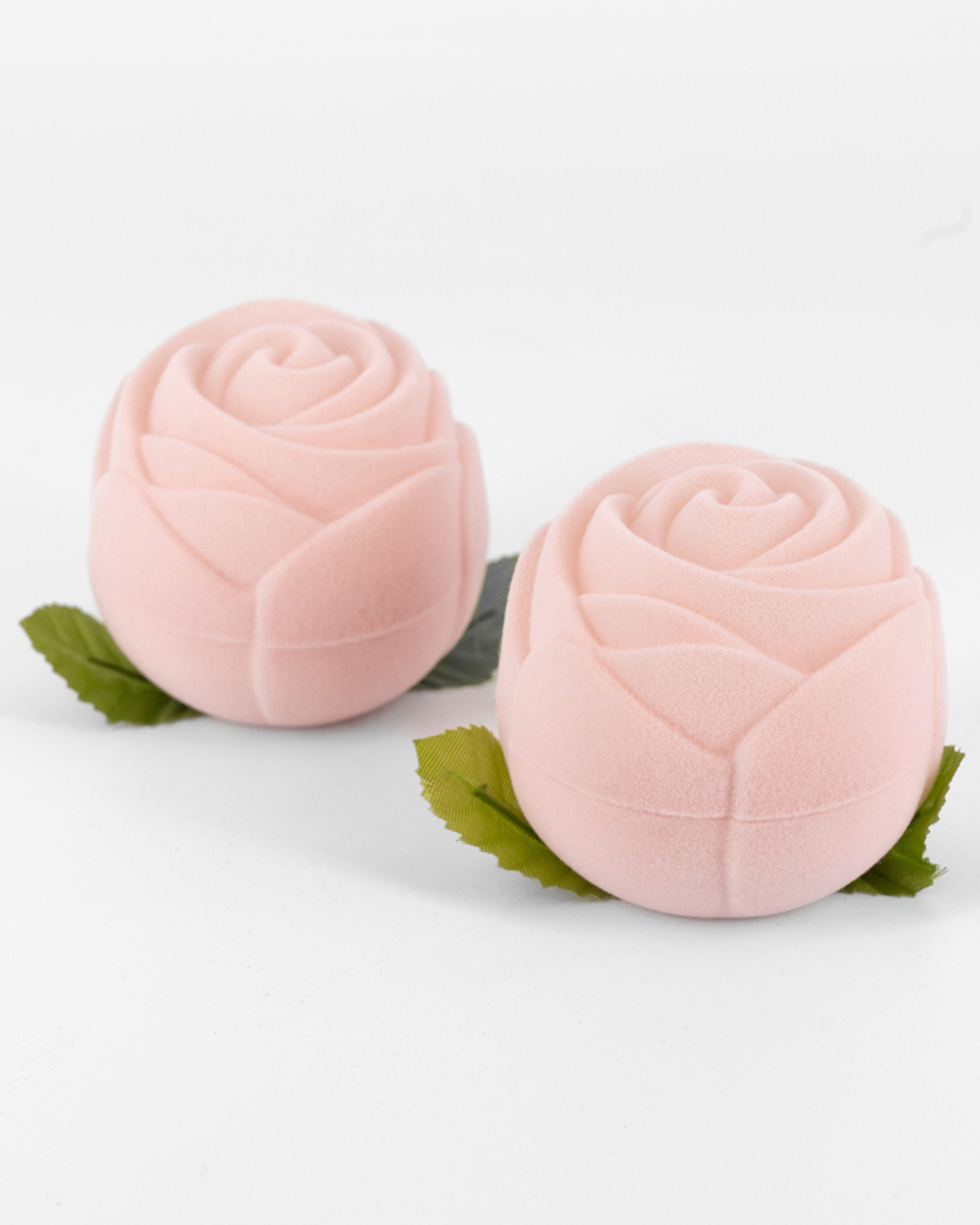 Объёмный футляр‑роза без стебля для презентации серёг