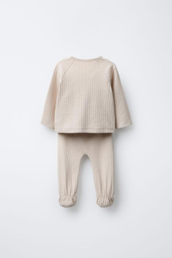 ZARA КОМПЛЕКТ ИЗ ФУТБОЛКИ И ЛЕГИНСОВ С РЕЛЬЕФНЫМ УЗОРОМ, ПЕСОЧНЫЙ