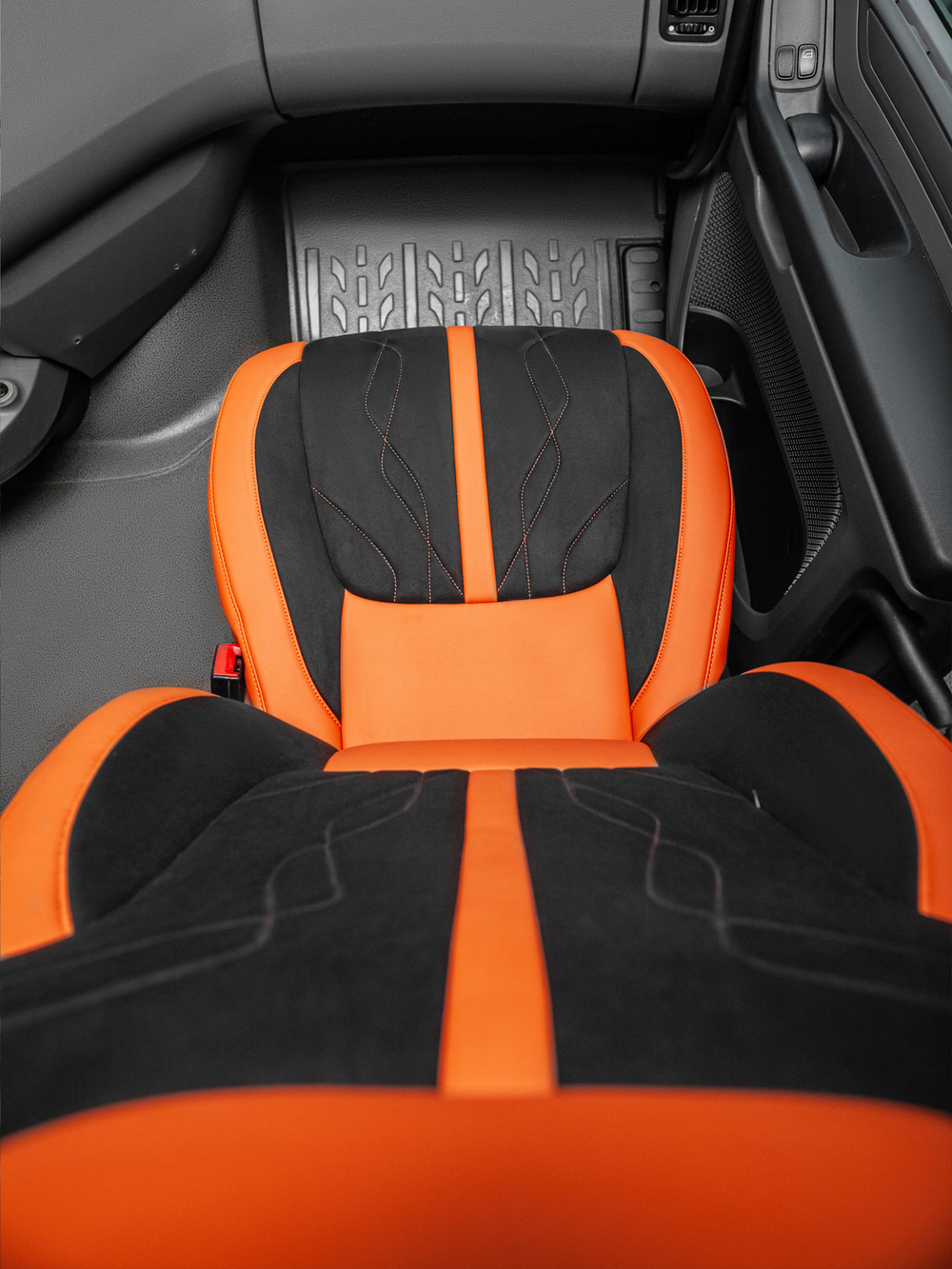 Чехлы Люкс DAF XF 106 (экокожа, оранжевый, черная вставка)