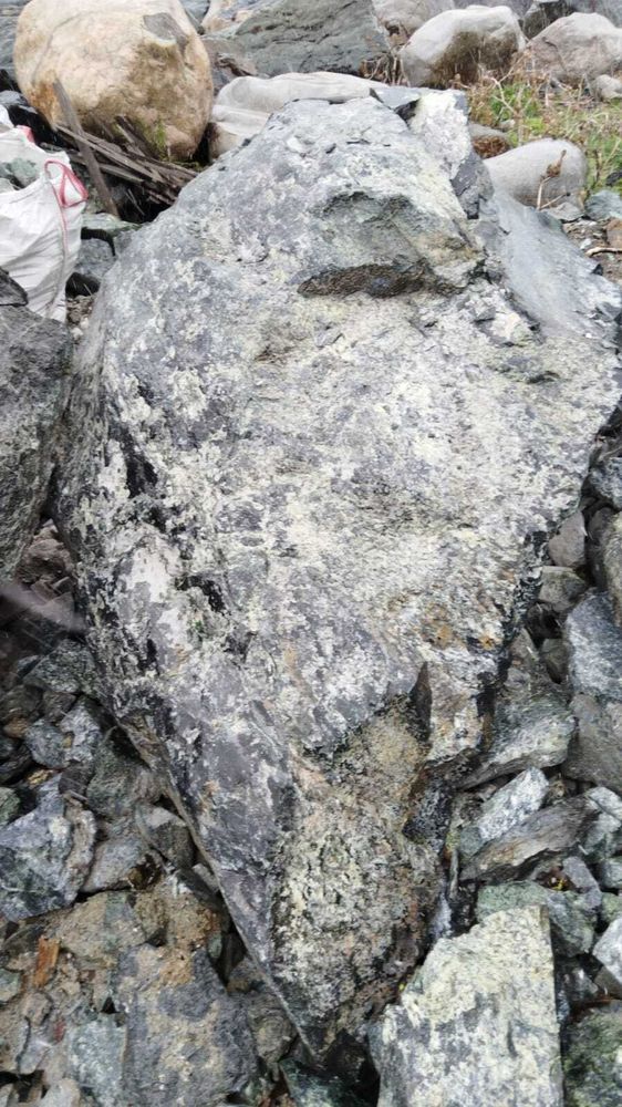 Уникальный валун с градиентом от светлого изумруда до глубокого зелёного — природное произведение искусства. Шероховатая поверхность подчеркивает его древность и естественную красоту