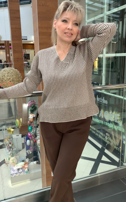 Теплый бежево-коричневый джемпер с разрезами