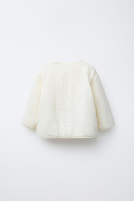 ZARA СТЕГАНАЯ КУРТКА ИЗ РЕЛЬЕФНОЙ ТКАНИ, ЭКРЮ