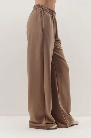 Широкие джоггеры без начеса с утяжкой цвета капучино