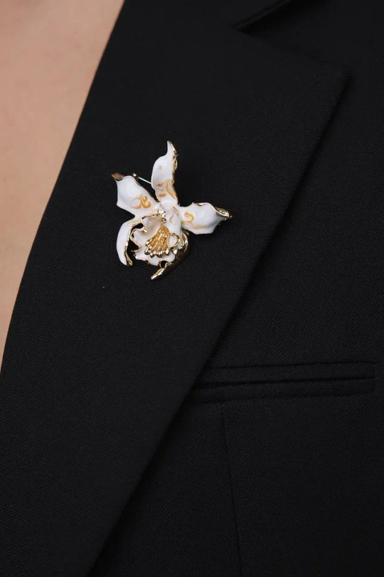 Брошь цветок орхидеи из бело-персиковой эмали с золотой окантовкой