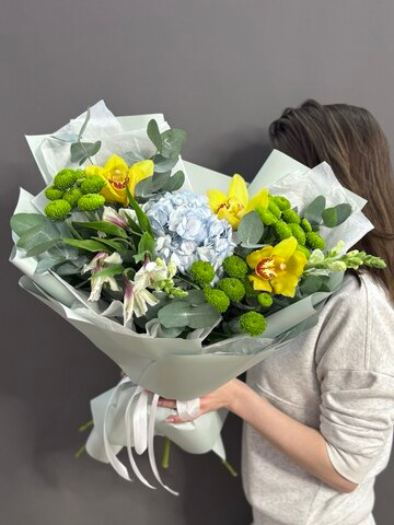 Авторский букет с голубой гортензией