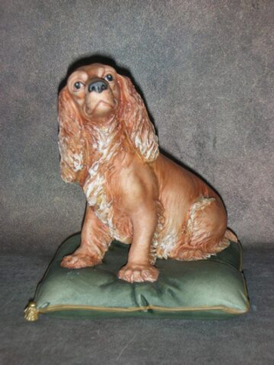 Статуэтка. Фарфор. Собака Спаниель на зелёной подушке. Capodimonte. Италия