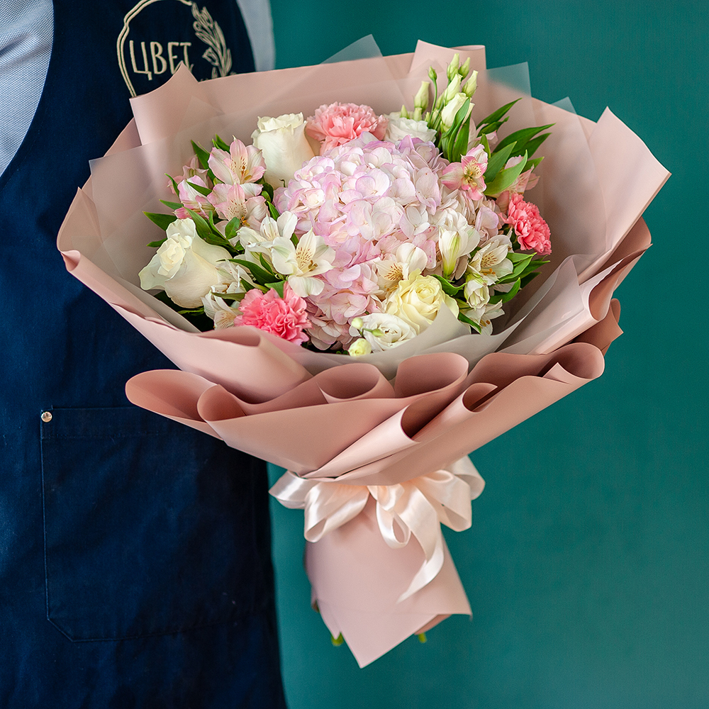 Сборный букет с розовой гортензией