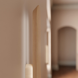 Крупный план корпуса светильника Atras, текстура ясеня и детали отделки