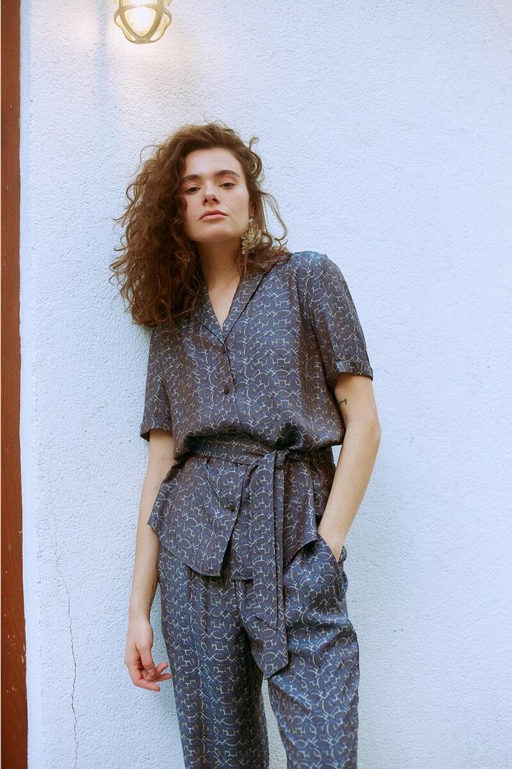 Рубашка с коротким рукавом графитовый принт вискоза