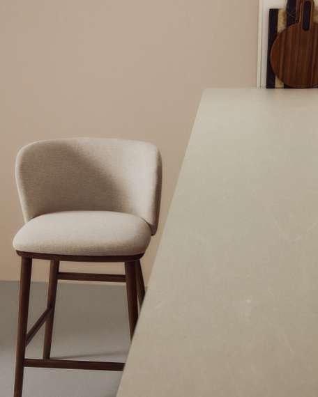 Полубарный стул Ciselia из бежевого шенилла с ножками из ясеня в отделке орех