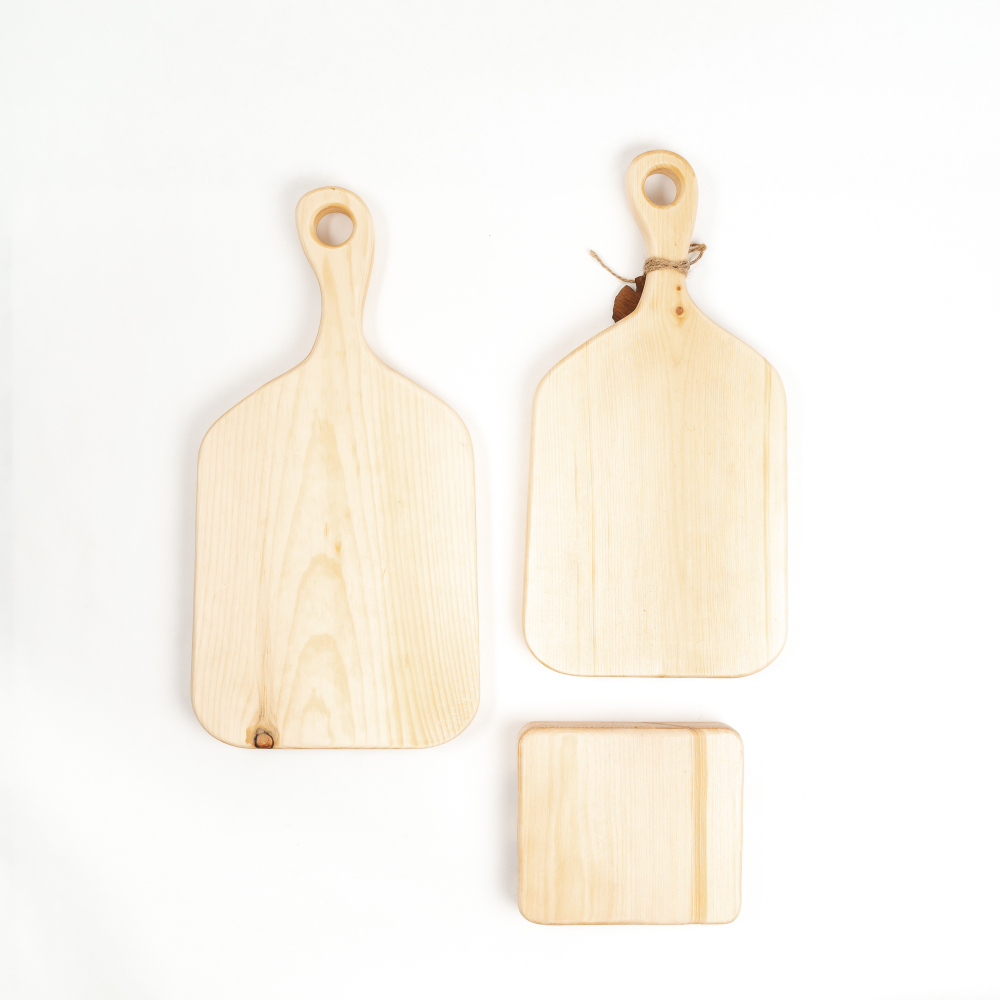 Набор из двух разделочных досок на подставке одна с гравировкой "Дом - это не место, а состояние души", вторая с выборкой. RDN26