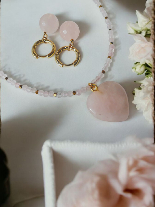 Колье-чокер из розового кварца с подвеской сердечко