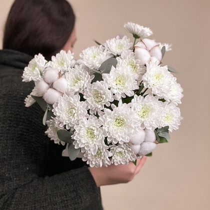 Коробка из кустовых хризантем с хлопком