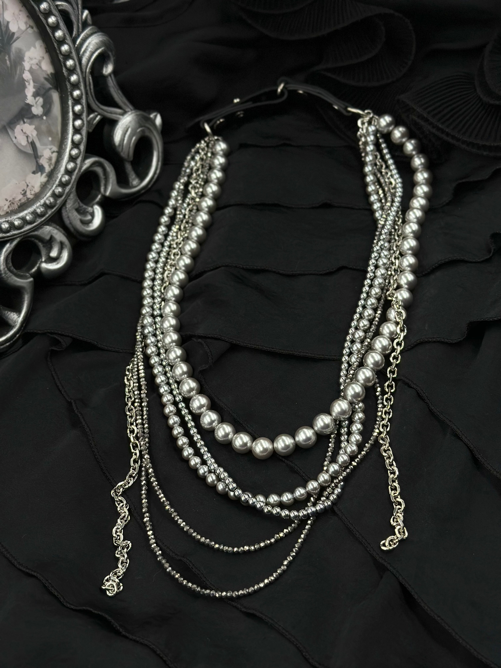 Колье многослойное из серого жемчуга, венецианского стекла и гематита, застежка из натуральной итальянской кожи "растишка".